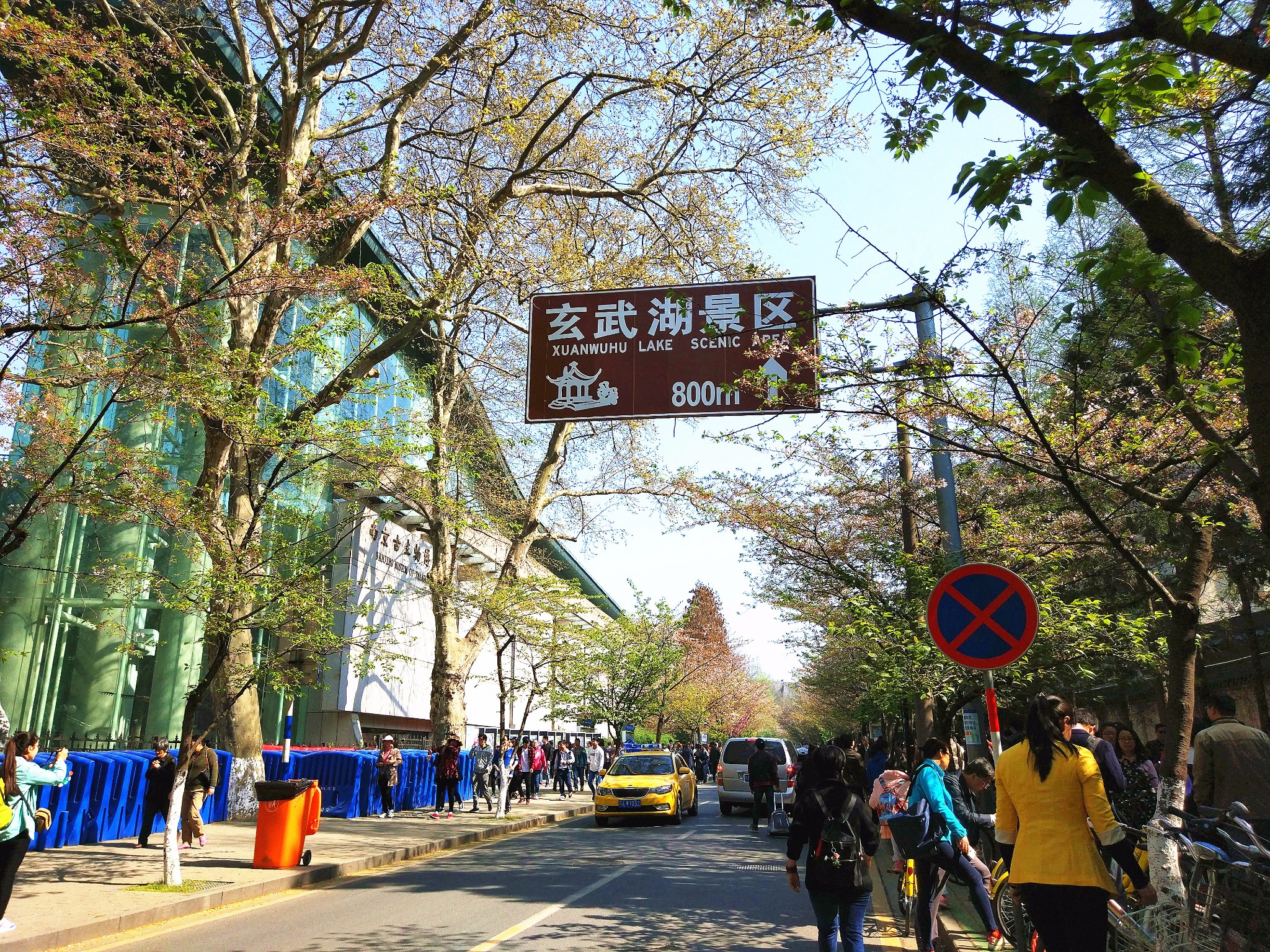 咱还是不要去凑这热闹,南京城墙(解放门)就在鸡鸣寺路的尽头,既然不想