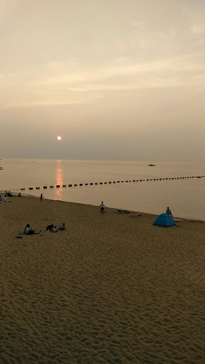 北站下车,坐出 租车 到达国际海水浴场。在路上我在网上查找酒店,(要求离海近、价格便宜,在网上查好后直接打电话给老板杀价),最后选定乐途海景客栈。打电话询问老板,酒店离海边近吗?老板说不是近,是出门就是大海 --> 。到达后,真的他家门口就是大海。放下行李就带着孩子就下海了,真方便。就在他家吃的晚饭,有海鲜和一般的菜,我觉得花蛤很好吃,很大一盘,让我这个北方人忽然觉得海鲜不是那么难以接受了。吃饭后我们就沿着沙滩走走,吹着微微的海风,任凭海浪拍打着我的脚丫,走到热闹的广场周围,有唱歌的、有打球的、还有在