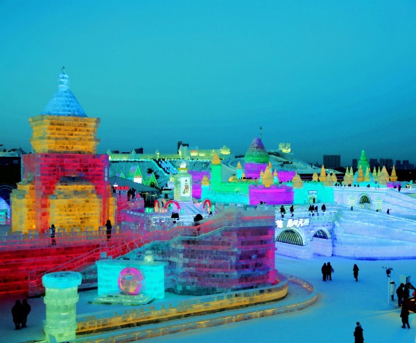 哈尔滨冰雪大世界 哈尔滨冰雪大世界始建于1999年,是由哈尔滨市政府为迎接千年庆典神州世纪游活动,凭借哈尔滨的冬季冰雪时节优势,而推出的大型冰雪艺术精品展,展出名城哈尔滨的冰雪文化、展现哈尔滨冰雪旅游的魅力,至今已举办了18届。 第18届哈尔滨冰雪大世界,于2016年12月下旬试开园,2017年1月5日正式开园。园区占地面积达80万平方米,总用冰量达18万立方米,总用雪量达15万立方米。第18届冰雪大世界突破传统,创新策划,结合时代特点与游客需求,提出"冰雪欢乐颂、相约哈尔滨"的主题