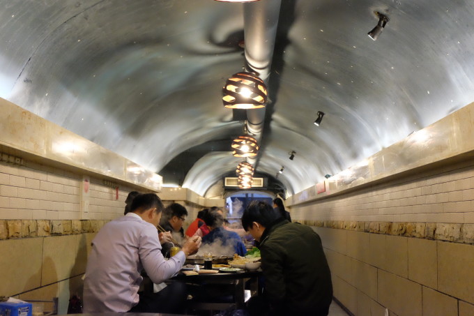 重庆地下防空洞火锅图片