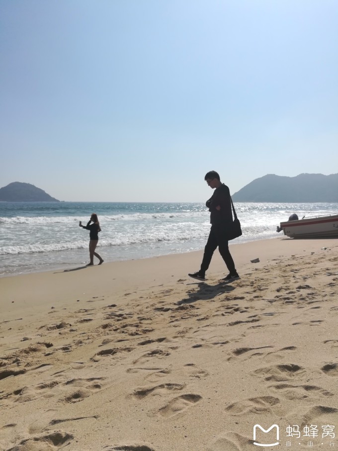 人。难怪微辣的水平已经达到我的上限。 E11转M232,到离海最近的一个浴场下。那一站,是一个华侨小学什么的吧。反正公车师傅把我丢下了车,让我自生自灭,自娱自乐。 跟着一个一同下车的男青年往左拐,最后还真走到了沙滩入口。 和几个大妈唠叨了几句,掏了13元被放了进去。 人与人之间,大可以友好一点,如果找你借个帽子之类的,你说你没有也就完事了,不用说:我又不认识你,你想想这个事情就是不可能的。我智商又不低,只是偶尔想挑战一下人性。一个如同大妈的大姐,对于我找她们借帽子很不能理解。 进入一号浴场,往里走。路是