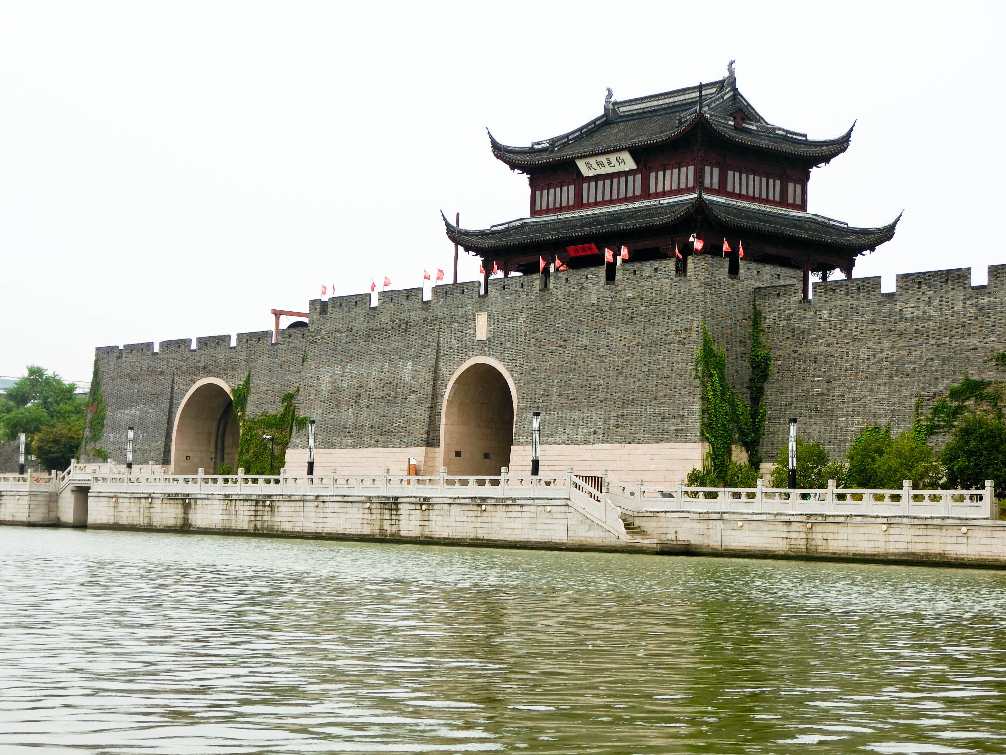 护城河 定园 定园是一处始建于明代初期的中国古代园林建筑,属于