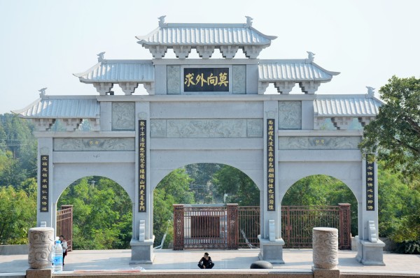 到北海,时间已近黄昏,从海上吹来的风给人心头清醒地一击,也消解了阴雨天气给人的沉闷,这种温暖尤其可贵。 阳光在层层迷雾中若隐若现,透过公交车的玻璃窗散了进来,迷离的气氛让人昏昏欲睡,涌上来的困意让我头脑有些发胀。拥挤的人群,喧嚣的人群,兴奋的人群,操着各种方言的人群,天南海北的人们汇聚到了这狭窄的空间,疲惫、忧伤、幸福、快乐人们的情绪被揉捏成一团暧昧的气氛,在浓浓的海风吹过后无限放大。而我只是担心着今天的天气,落日余晖断难看到了,只怕还要来场不合时宜的大雨。 天色阴沉,只有远处的天空有几抹极淡的嫩粉色,
