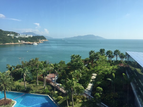 睡了个大懒觉,从酒店有直接到九州港码头的大巴,我们提前订好中午12点多的车,大概40分钟就到了。进了码头就能看见clubmed的标志,直接在这里就可以办理入住手续,行李托运给他们,直接就给送到房间去了,非常方便!给每个人发了手环,在东澳岛这几天手环就是入住客人的凭证,去哪儿都畅行无阻啦! clubmed的包船每天往返一班,下午2点40开船,我们到的时间还早,就在码头吃了顿麦当劳,边上小摊儿上买了杯凉茶,味道很浓很好喝! 坐船1个小时便到了东澳岛!一下船就有热情的GO在迎接我们,安排大家上摆渡车,他们的热