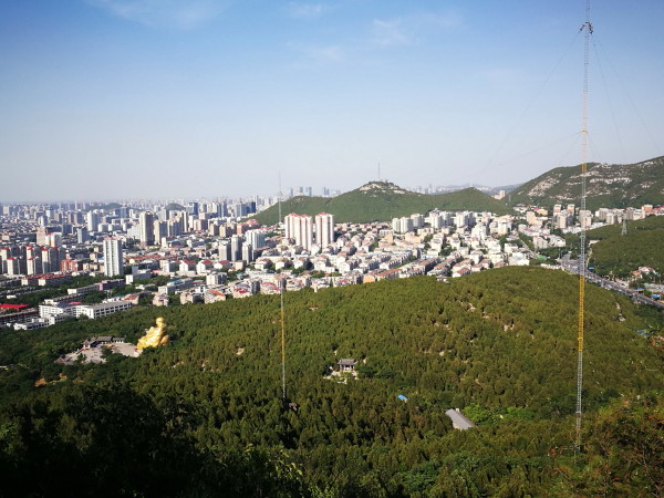 最近锻炼身体几乎每个周末都要去千佛山,有时候爬山,有时候是走环山路,拍了不少照片,当然都是手机出品了,也就在此对千佛山做一详解。因是多日不同时间所拍,按照介绍顺序会有所颠倒。 千佛山门票30元,现役军人免费;凭山东省的老年证免费;济南市公园年票免费;1.2米以下的儿童免费;18岁以下学生凭学生证半票。 济南市身份证冬季(11月1号之后)晚7点夏季晚7点半之后,早晨6点半前免费进入。内部小景点门票:兴国禅寺:5.