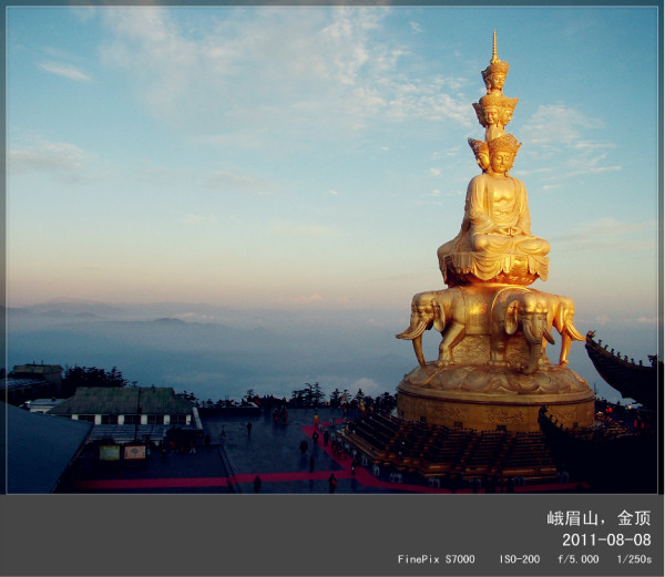(这个攻略让另一个同行的小屁孩去做了,他是菜鸟,我心忧戚。。。哈哈) 桂林(阳朔) 28晚上到桂林找一个青旅入住,第二天开始玩。 桂林市区一日游 - - - (第二方案第四天) 象鼻山-伏波山-叠彩山-七星公园,如果在七星公园已经进七星岩,就不必再到芦笛岩,两岩大同小异。早餐吃桂林米粉,崇善饭店最正宗。到叠彩山脚下的蚂蟥洲吃农家漓江鱼。 梯田最美的是春季和秋季,大夏天的就不去了。 玩完桂林市就坐车直达阳朔住下,时间充裕的话晚上泡泡吧 第二天,阳朔 - - -(第二方案第二天) 上午:在西街口租辆自行车(1