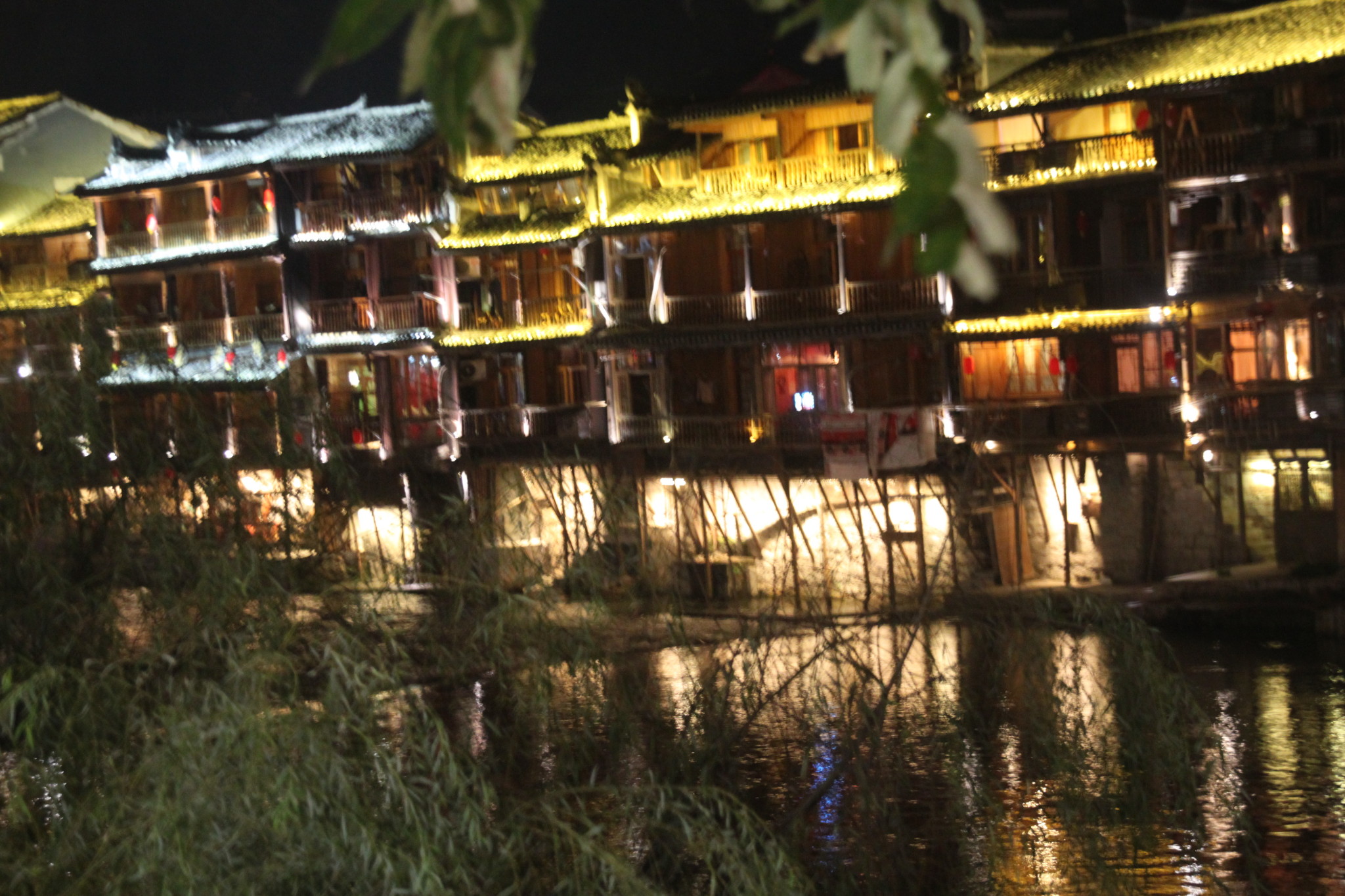 凤凰古城周边旅游景点_凤凰古城旅游收入(2)