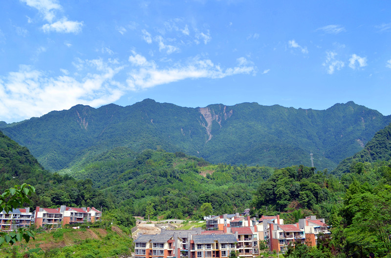 赵公山是青城山的主峰,位于都江堰城区西侧