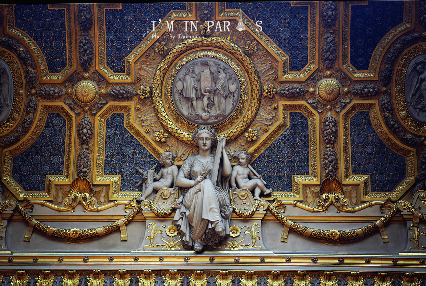 据统计,卢浮宫宫殿共收藏有40多万件来自世界各国的艺术珍品.