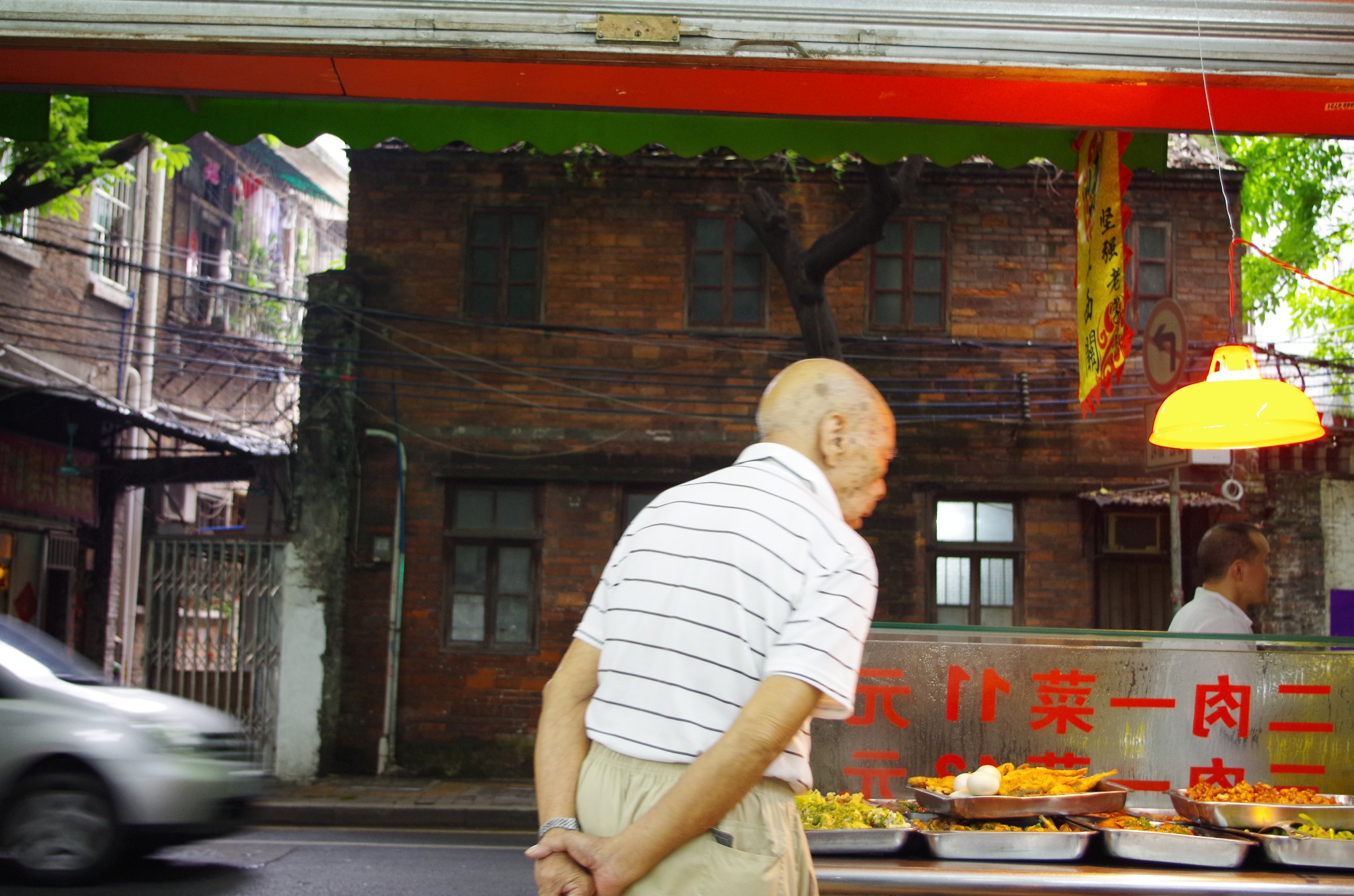 一群老板桌子下有人口_简笔画桌子上面有什么