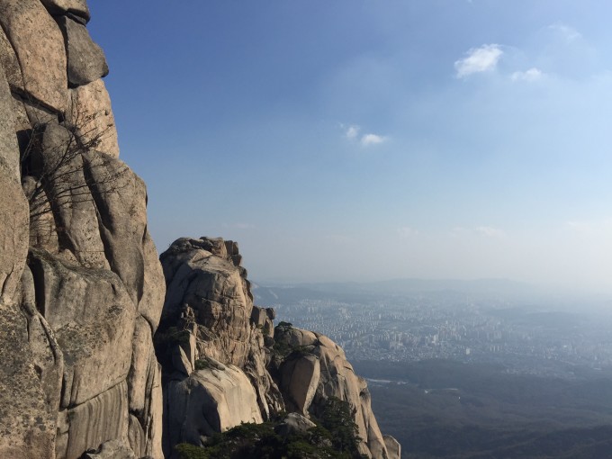 道峰山位于韩国首尔北汉山国立公园的东北部,其最高峰为紫云峰