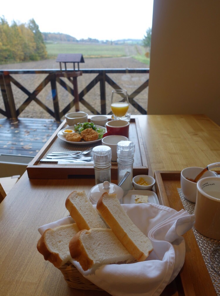 早餐时,坐在窗前,眺望远处的田野,安静,惬意