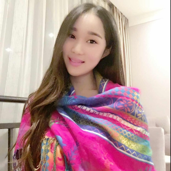我是一个90后女生,乐观,喜欢旅游, 第一次来深圳和香港玩,希望能多些朋友一起,有一个不一样的旅行,我对旅行的意义在于,一路有说有笑,有不一样的风景,大家有共同的爱好,比如,爱拍,爱吃,爱玩,而不是把所有的时间用来睡觉,喜欢不娇情,喜欢体会当地的风土人情,喜欢,幽默搞笑,一个外表文静其实很马大哈的人,