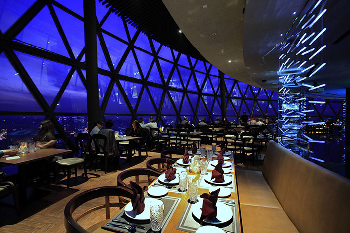 誉名中外的东方明珠空中旋转餐厅,坐落于上海东方明珠广播