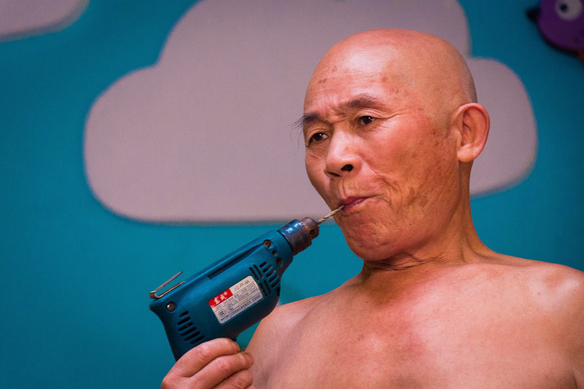 第二位老艺人一来就表演硬气功,电钻钻肚脐眼,和口含电钻.