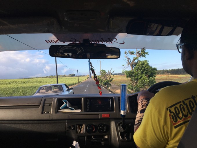 一个人坐车坐船坐凳子猜成语_一个人坐船的图片