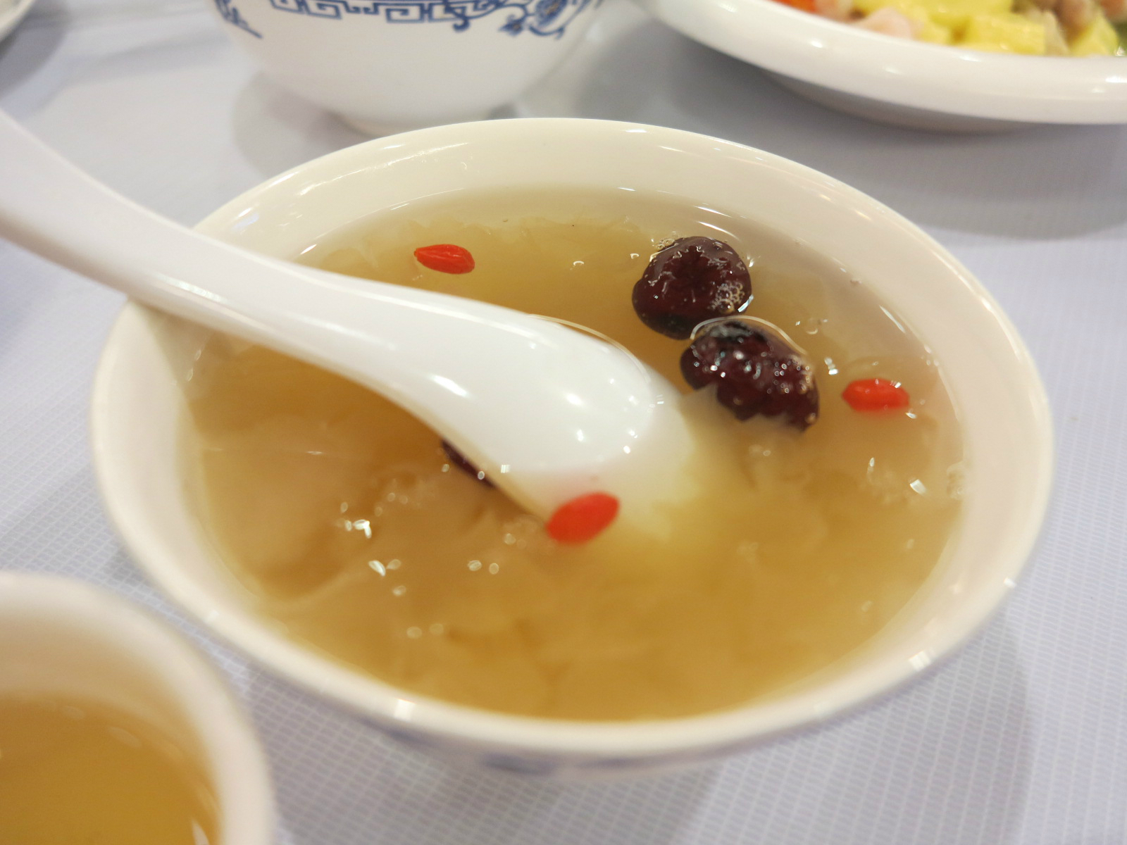 素馅烧麦(1份,价值32元) 凉菜: - 什锦拼盘(1份,价值50元)  含马莲肉