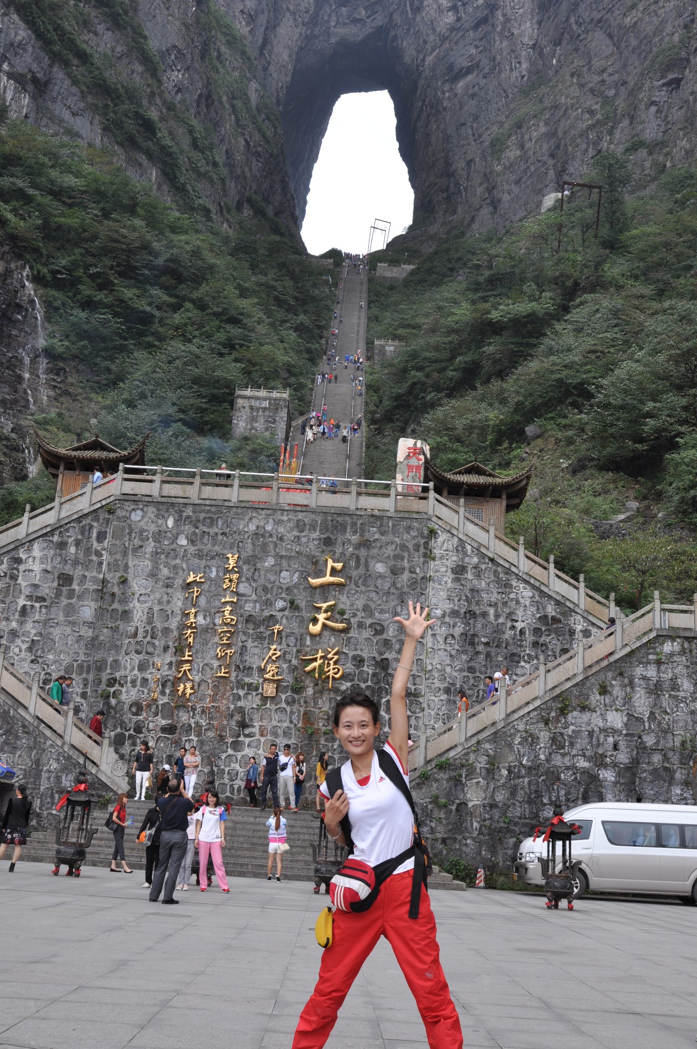 所有很多都是180度,司机开的会很慢很稳当,不像峨眉山的司机,和那的