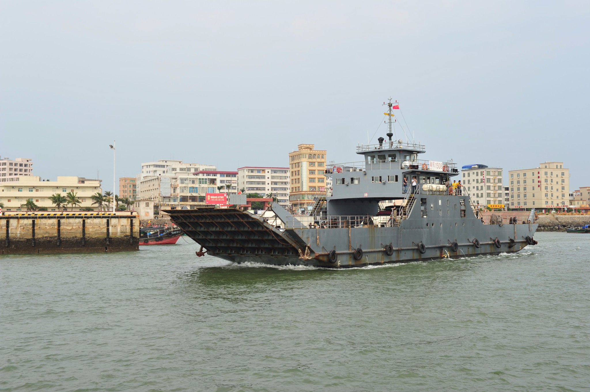 离开湖光岩景区,前往下一个计划中的景点,硇洲岛上的硇洲灯塔