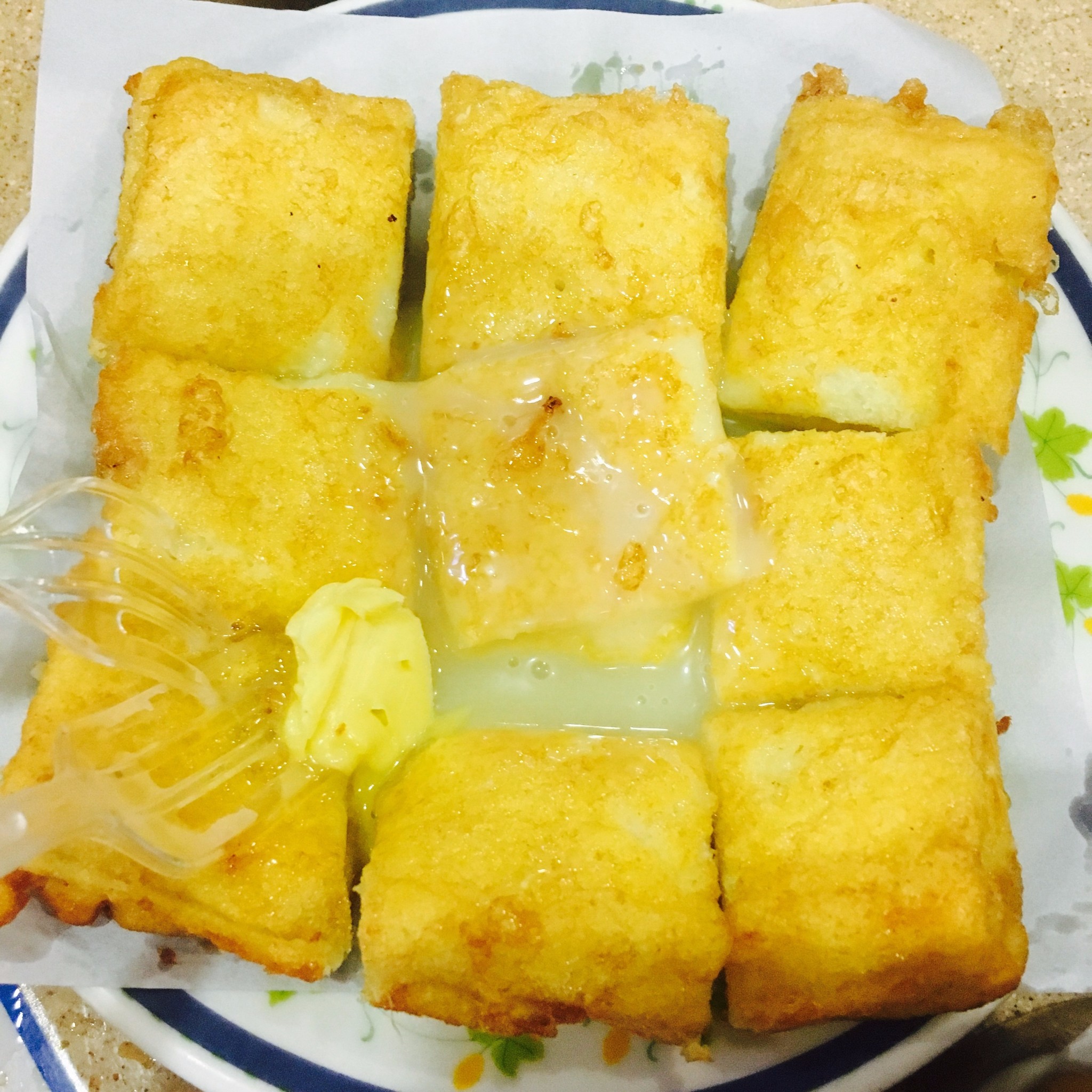 我们分成两组来买肉菜,我和两个妹纸去买肉,大兵两个男生去买菜,开心