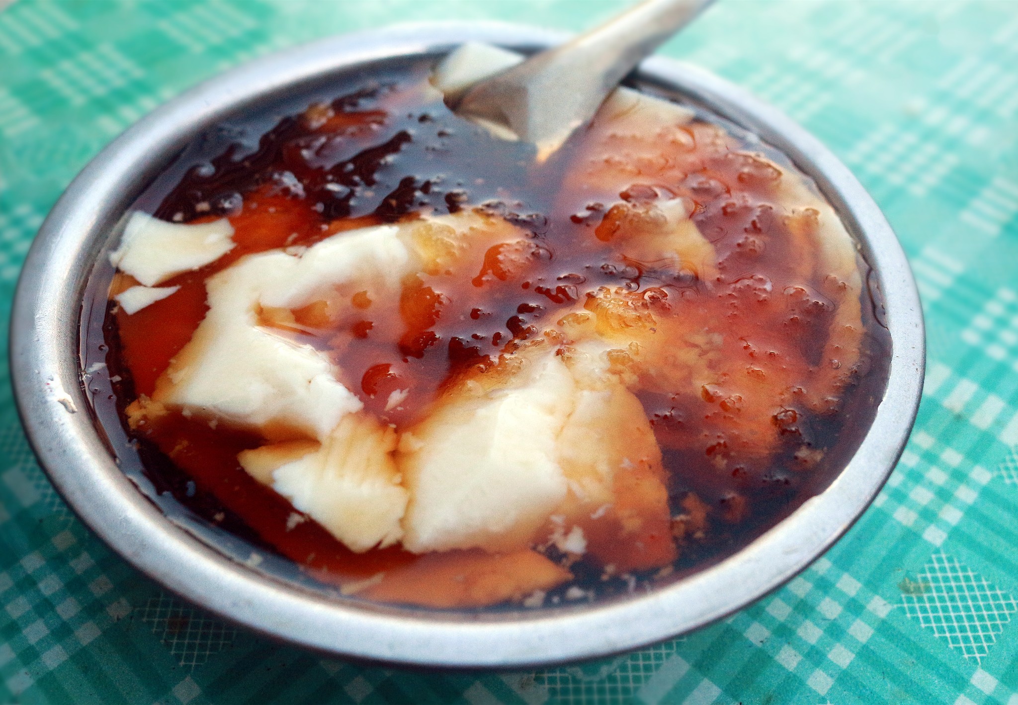 嫩滑的豆腐花,配上红糖水,一直是陪伴着我们的成长.