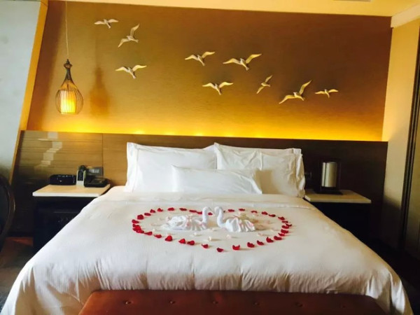 什么酒店可以布置生日房 wKgBs1da4H-AaP5dAAGqPs4rxpw78.jpeg?imageView2%2F2%2Fw%2F600%2Fh%2F600%2Fq%2F90