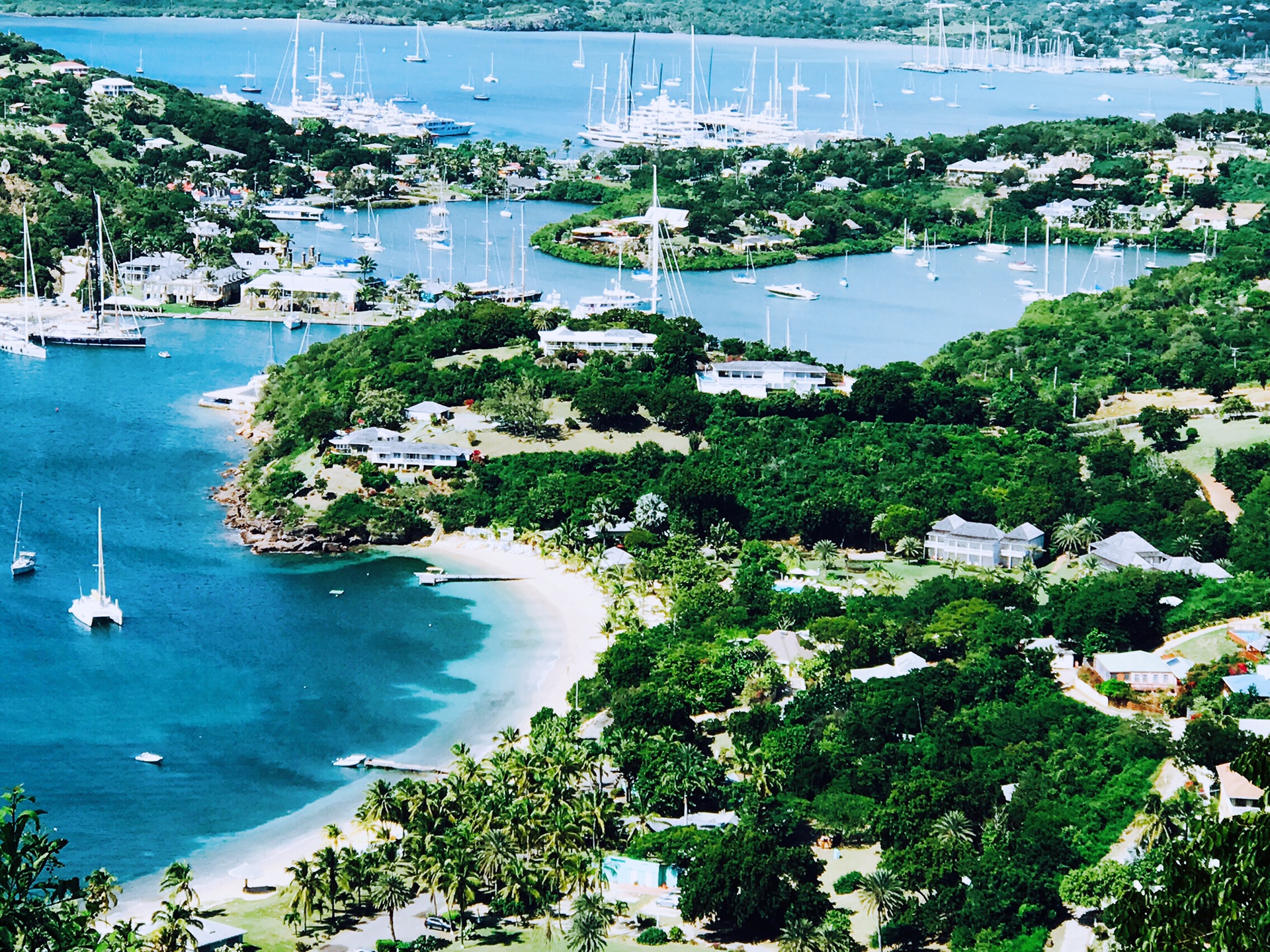 蔚蓝海域中的马提尼克岛，加勒比海 (© Airpano LLC/Amazing Aerial Agency)