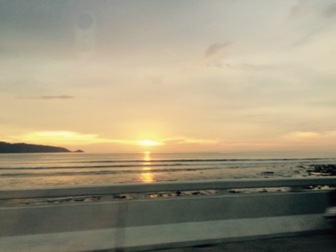 猜成语图片落日路_看图猜成语